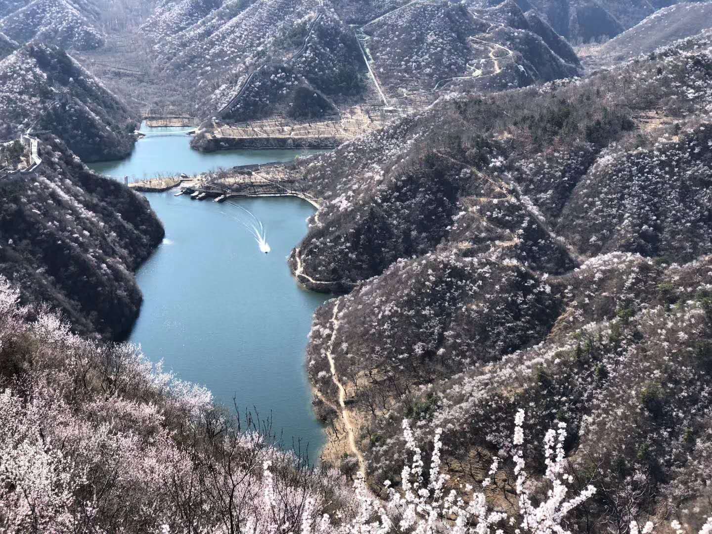 水長(zhǎng)城徒步看那十里桃花